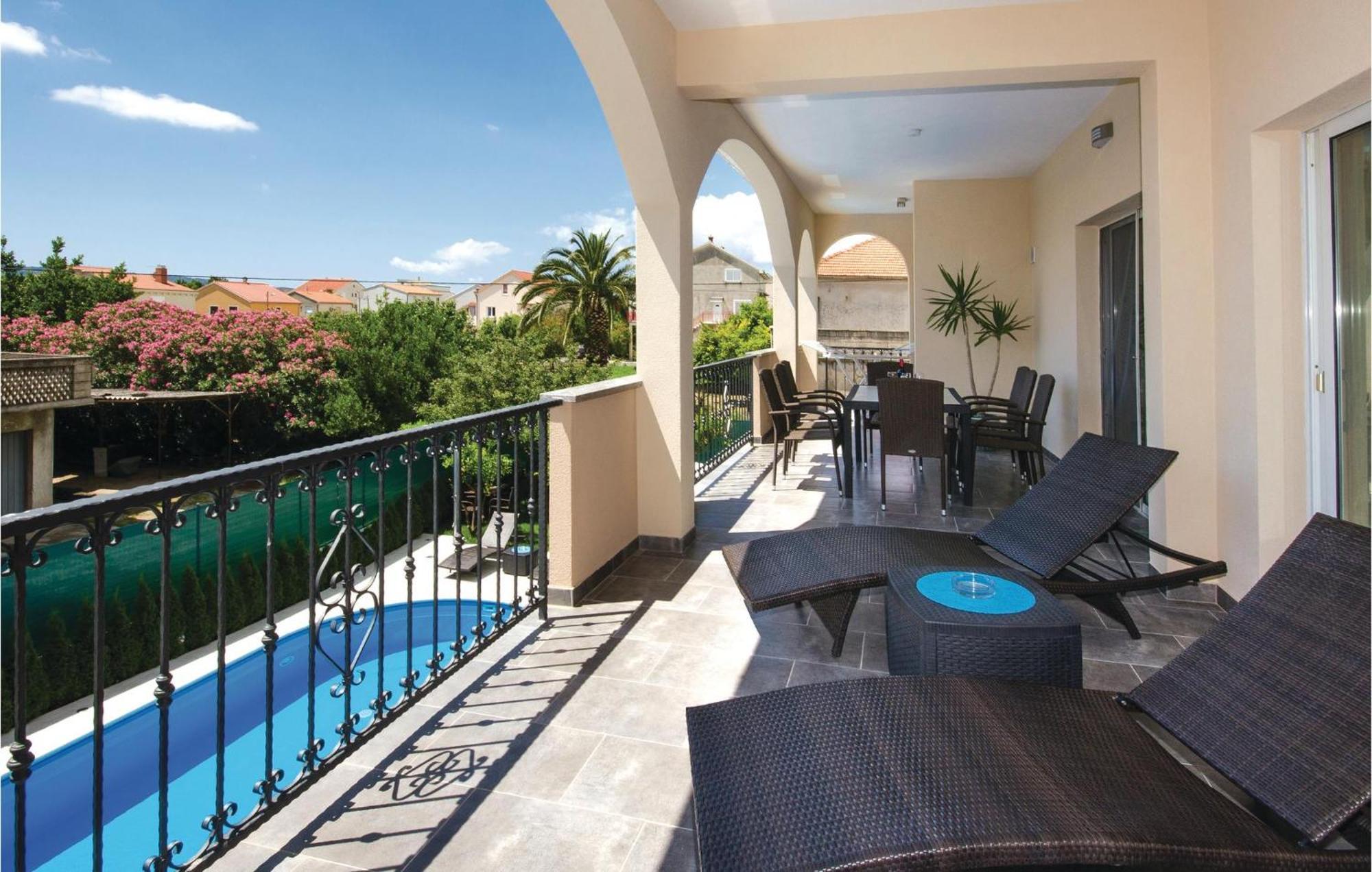 Amazing Apartment In Kastel Stafilic With Jacuzzi Kaštela Екстериор снимка