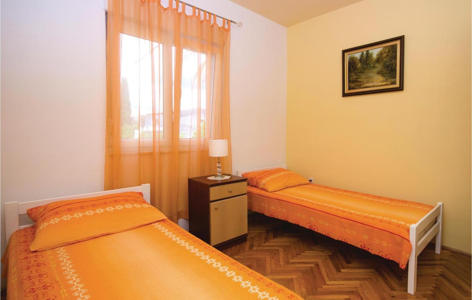 Amazing Apartment In Kastel Stafilic With Jacuzzi Kaštela Екстериор снимка