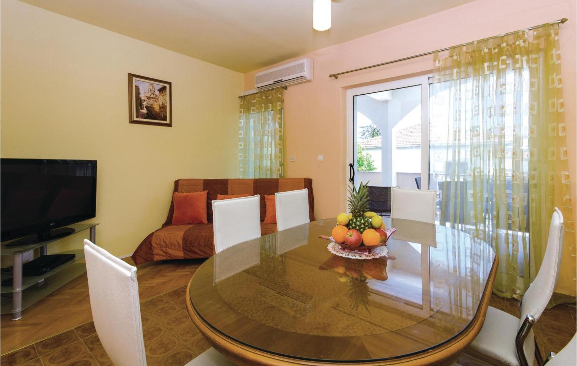 Amazing Apartment In Kastel Stafilic With Jacuzzi Kaštela Екстериор снимка