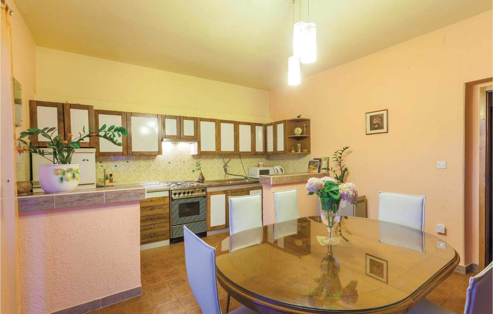 Amazing Apartment In Kastel Stafilic With Jacuzzi Kaštela Екстериор снимка