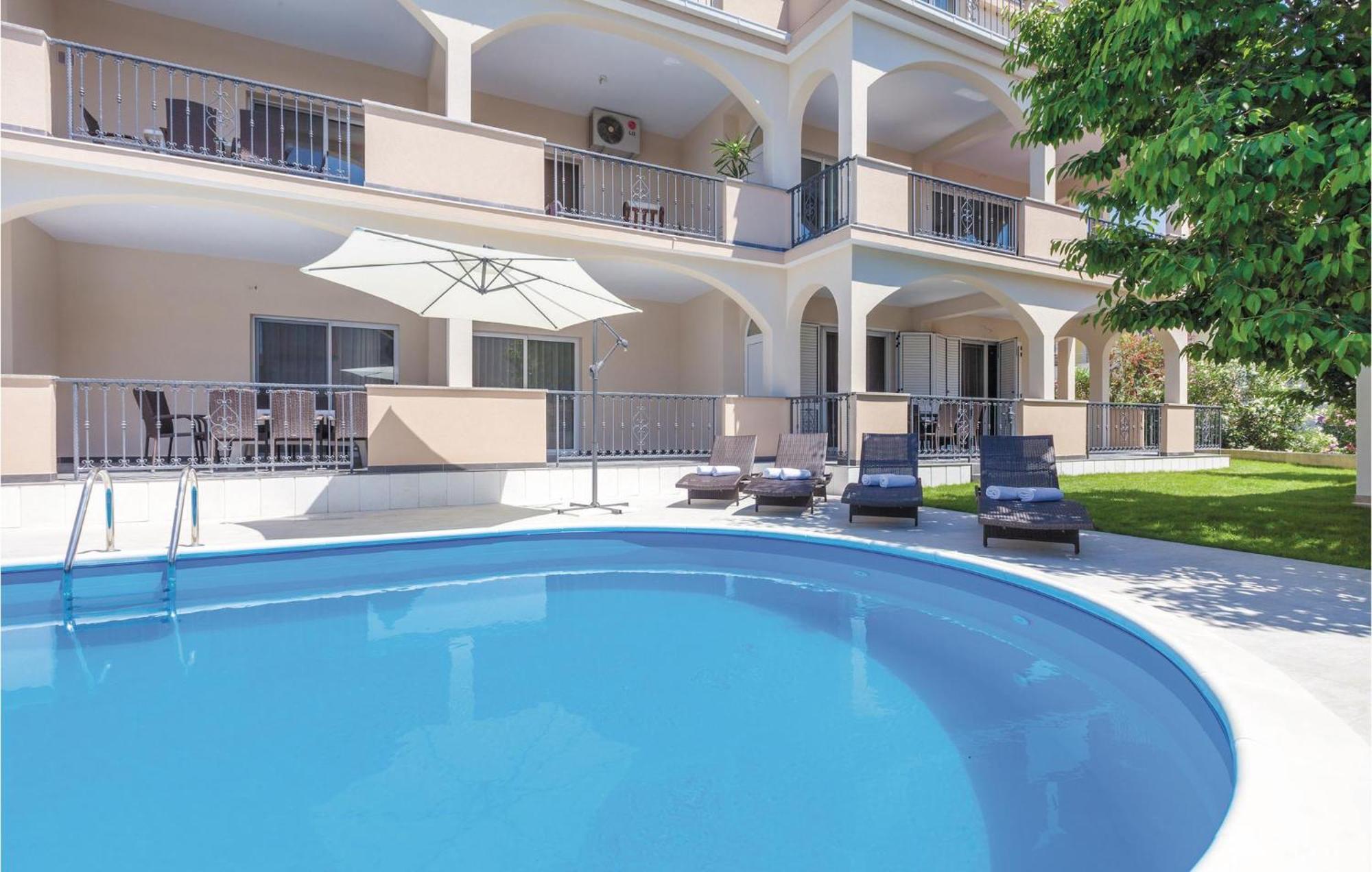 Amazing Apartment In Kastel Stafilic With Jacuzzi Kaštela Екстериор снимка