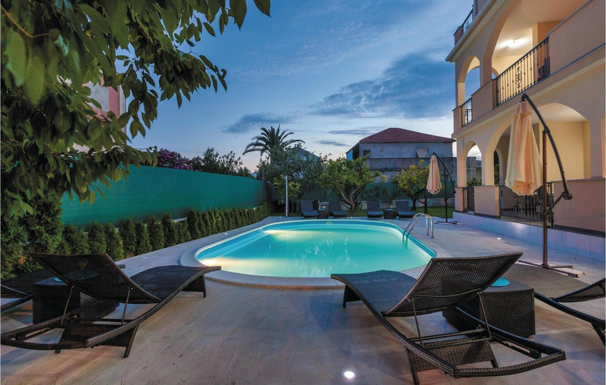 Amazing Apartment In Kastel Stafilic With Jacuzzi Kaštela Екстериор снимка