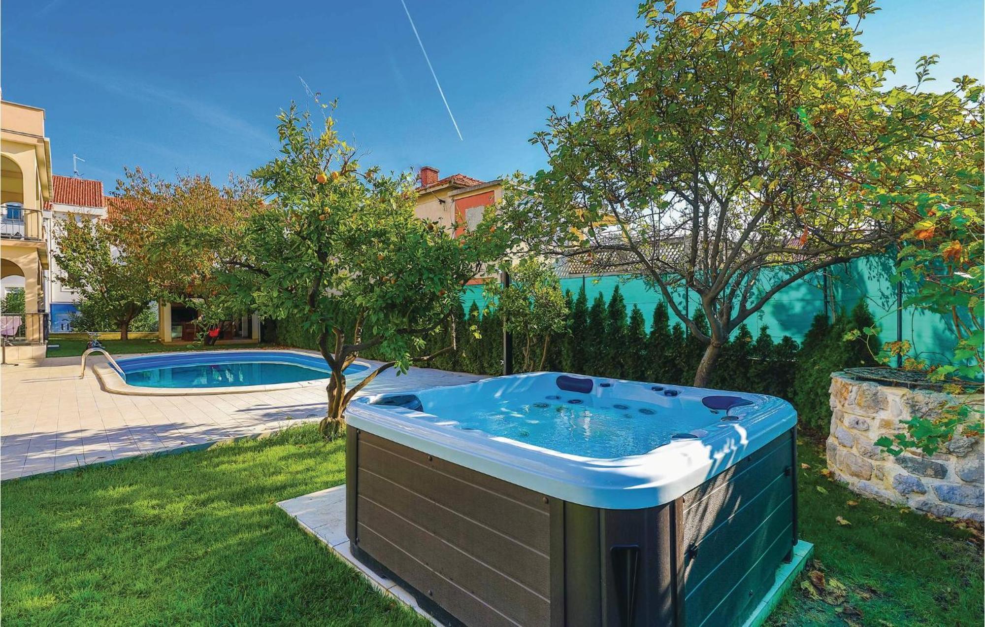 Amazing Apartment In Kastel Stafilic With Jacuzzi Kaštela Екстериор снимка