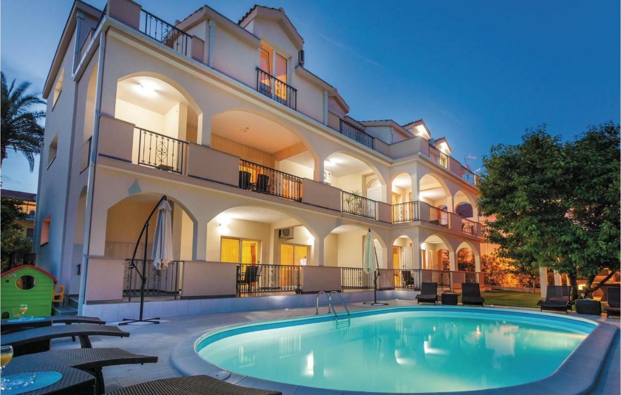 Amazing Apartment In Kastel Stafilic With Jacuzzi Kaštela Екстериор снимка